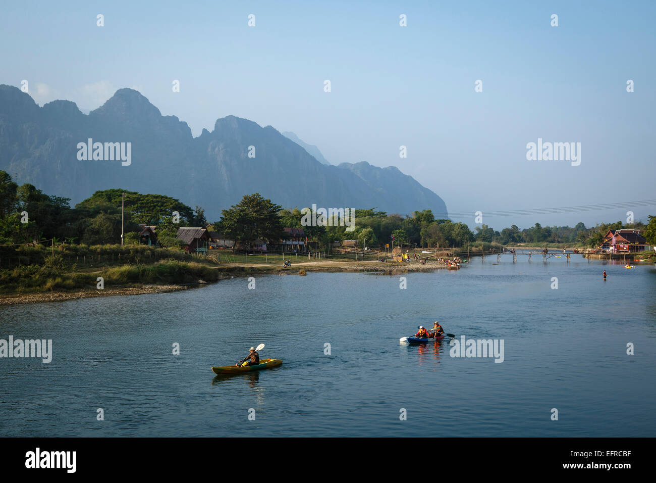 Persone kayak a Nam Song river, Vang Vieng, Laos. Foto Stock