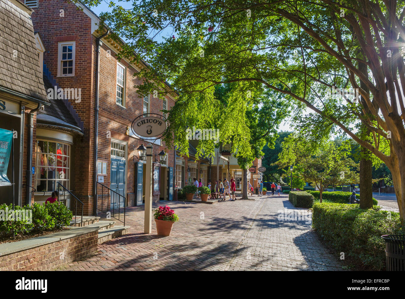 Negozi e ristoranti sul Duca di Gloucester Street nel centro storico di Williamsburg, Virginia, Stati Uniti d'America Foto Stock