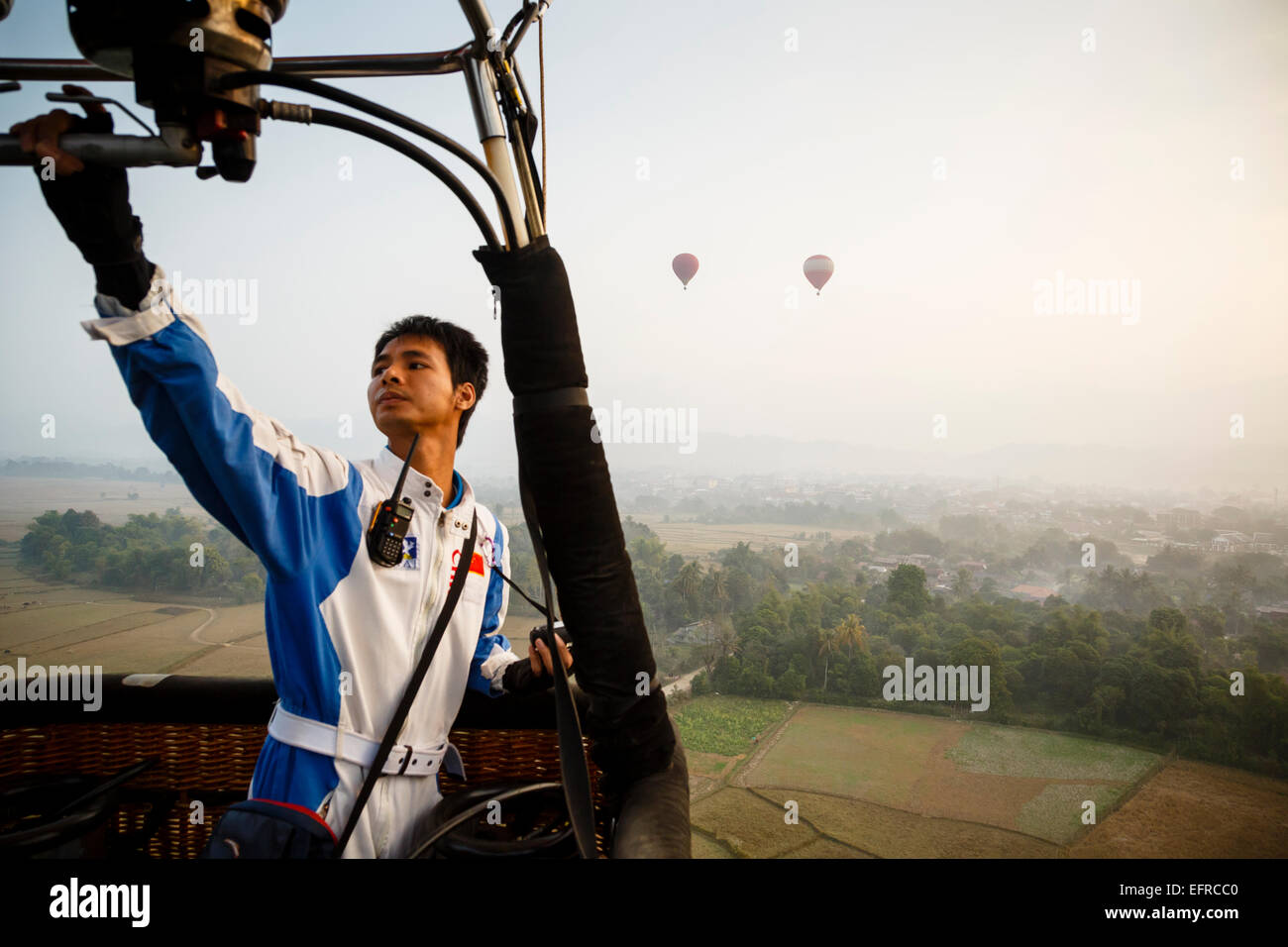 Mongolfiera pilota, Vang Vieng, Laos. Foto Stock