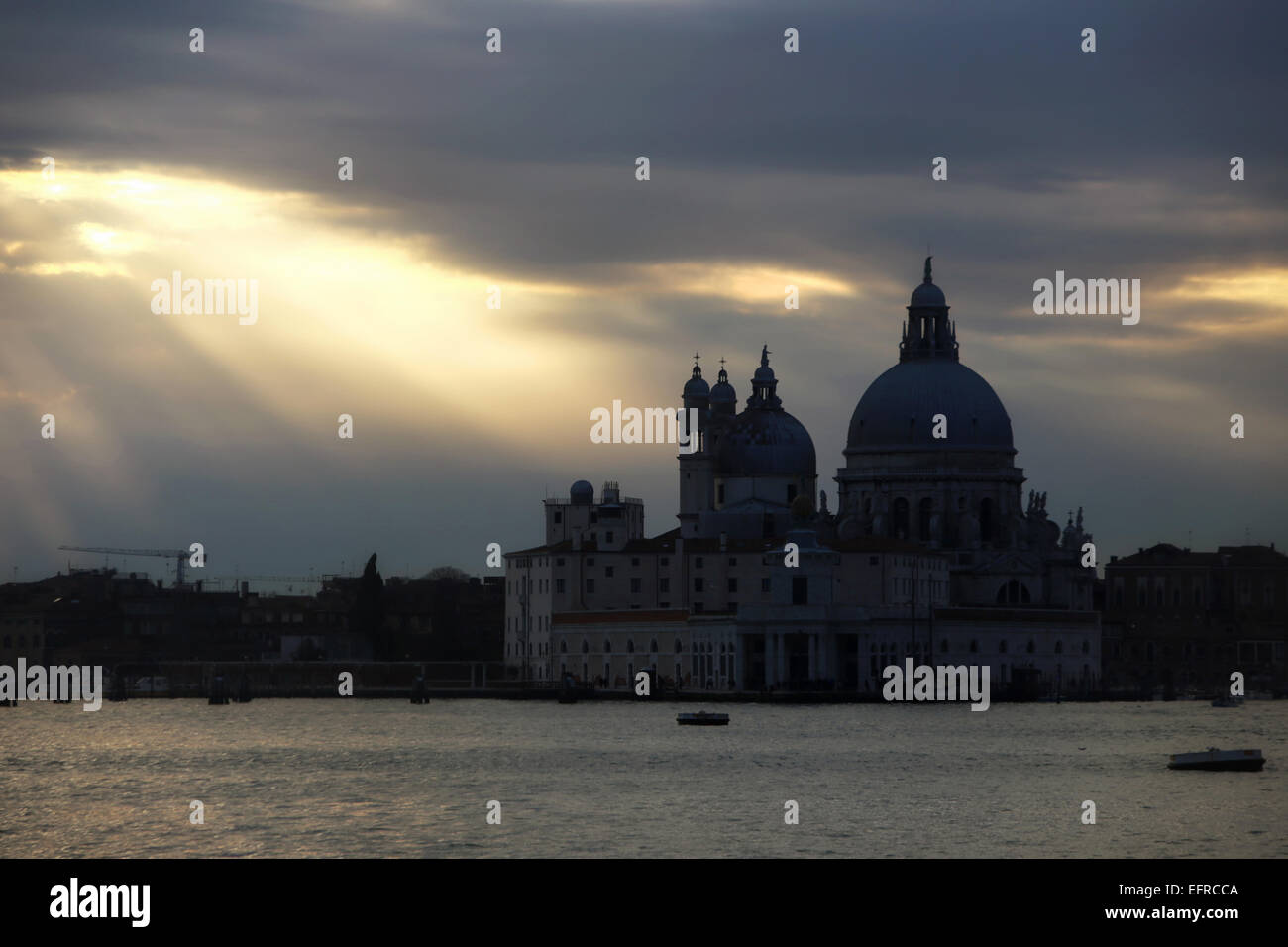 Una veduta della chiesa di Santa Maria della Salute, al tramonto a Venezia,l'Italia. Foto Stock