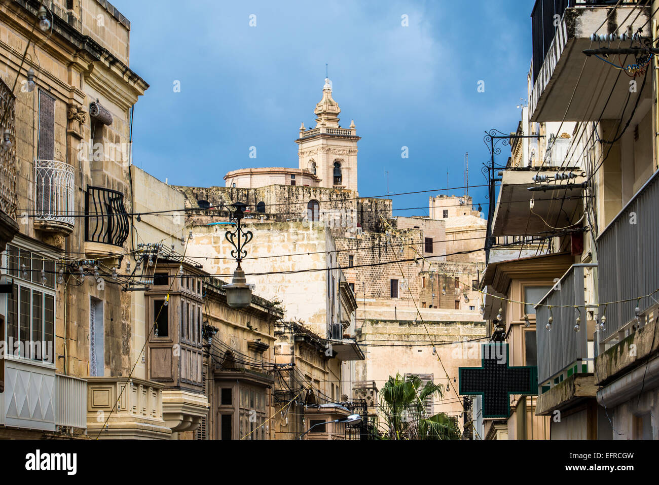 Street view con la cittadella fortres su isola di Gozo,l'isola di Malta. Foto Stock