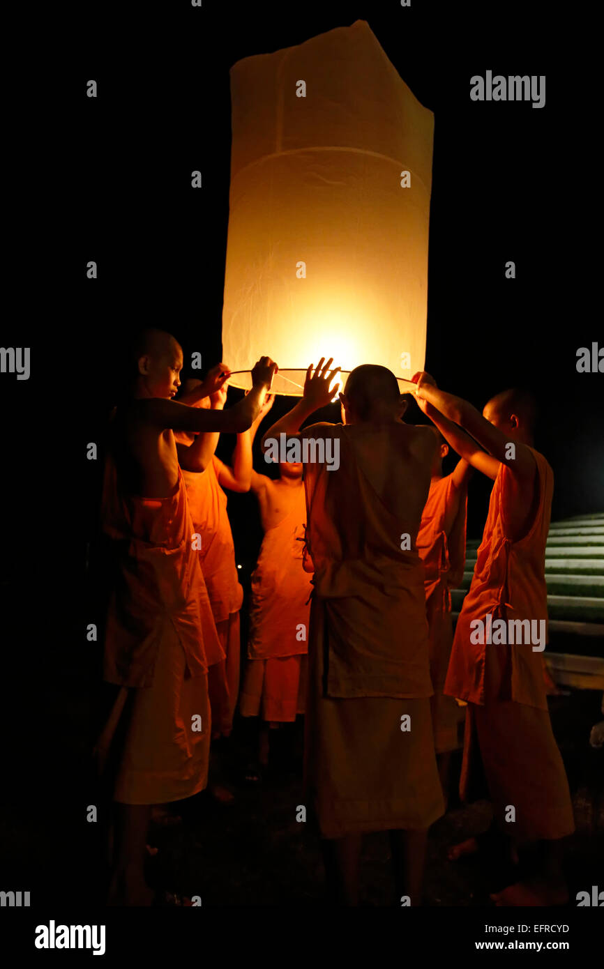 I monaci buddisti rilasciando lanterne, Yeepeng Lanna Lanterna Internazionale Festival, Dhutanka Lanna, Chiang Mai, Thailandia Foto Stock