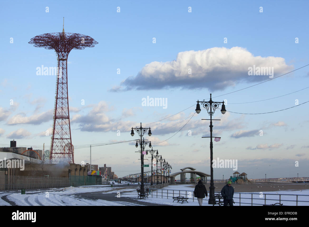 Inverno sul lungomare a Coney Island con la sempre presente Parachute Jump piercing al cielo. Foto Stock