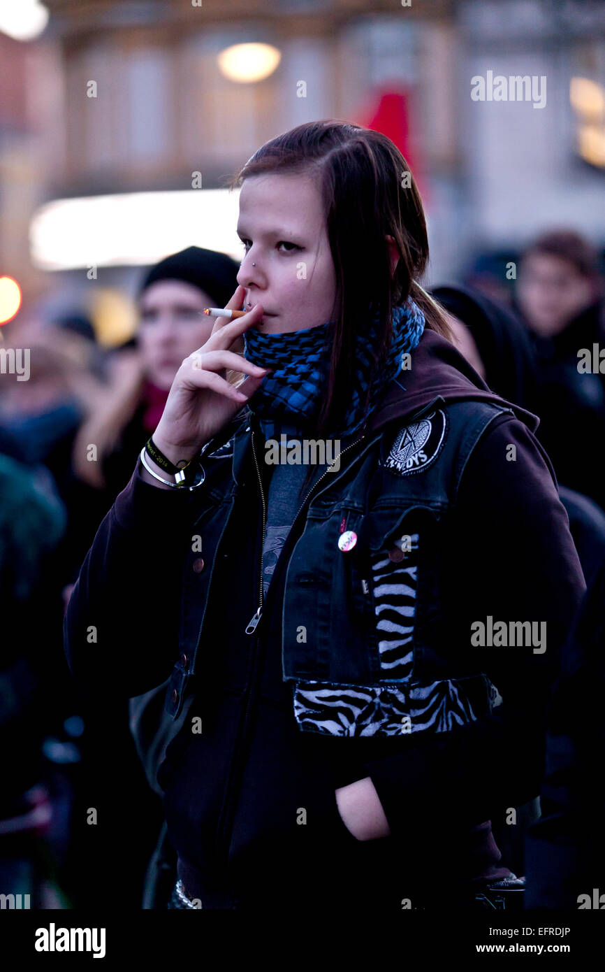 Copenhagen, Danimarca. Il 9 febbraio, 2015. Giovane donna che partecipano nella odierna anti PEGIDA Lunedì dimostrazione. Il rally di protesta è stata organizzata da vari anti gruppi razzisti sotto lo slogan: "a Copenaghen per la diversità". Come il tedesco ha ispirato il movimento PEGIDA sembra essere in diminuzione in Danimarca - a un aggiornamento da Facebook oggi hanno annunciato che le attività nel paese la seconda più grande città viene arrestato e a Copenaghen i partecipanti per la loro dimostrazione di lunedì è ridotta - anti razzisti contro la dimostrazione ai partecipanti è stato presumibilmente in crescita in numeri. Credito: OJPHOTOS/Alamy Live News Foto Stock