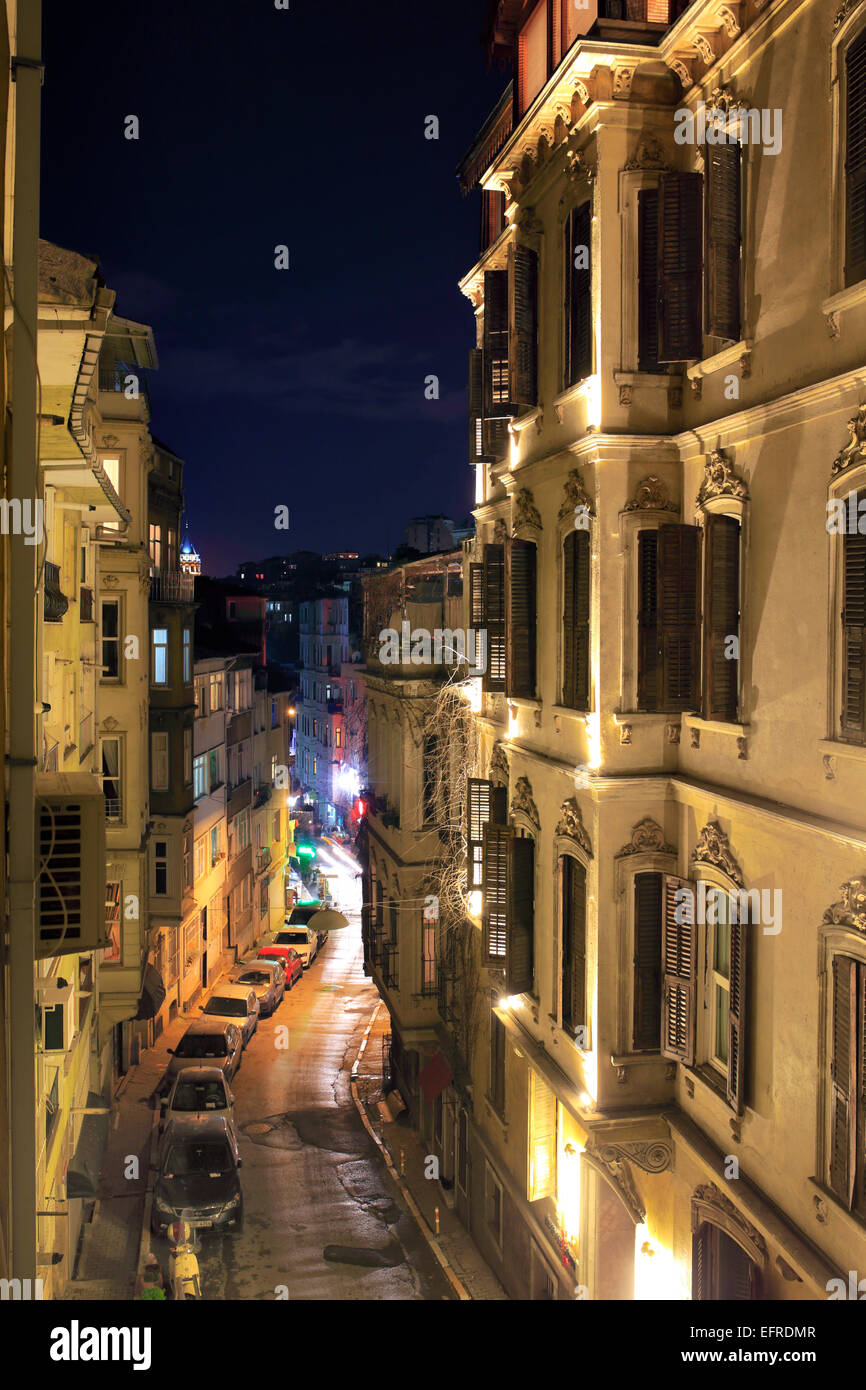 Beyoglu, Bostanbasi street, vista notturna di Istanbul, Turchia Foto Stock