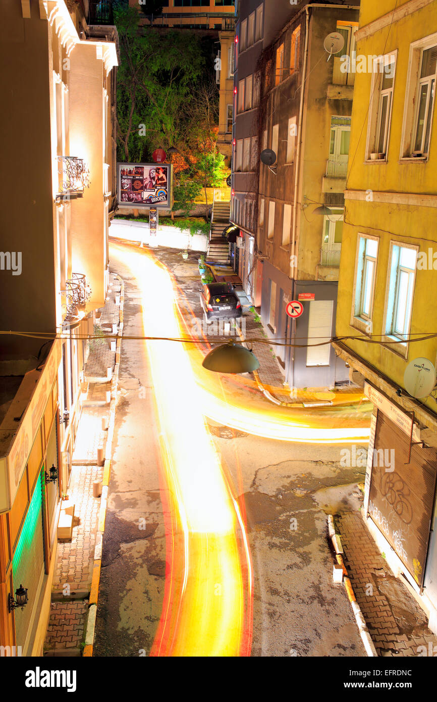 Beyoglu, Bostanbasi street, vista notturna di Istanbul, Turchia Foto Stock