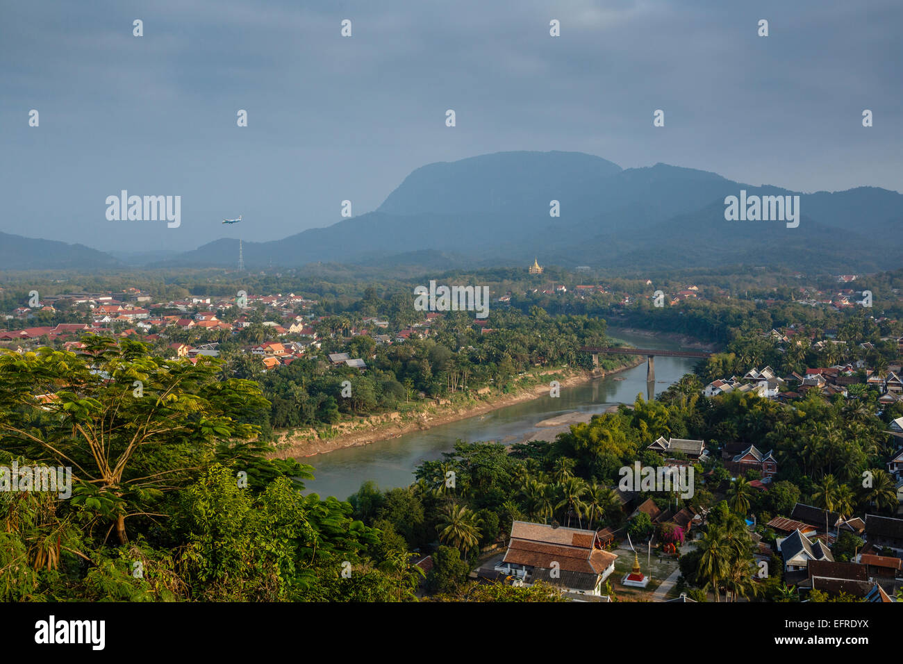 Vista su Luang Prabang e il fiume Nam Khan, Laos. Foto Stock