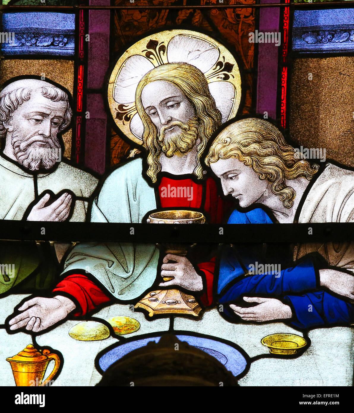 Vetrata raffigurante Gesù offre la comunione ai suoi Apostoli nel Cenacolo Foto Stock