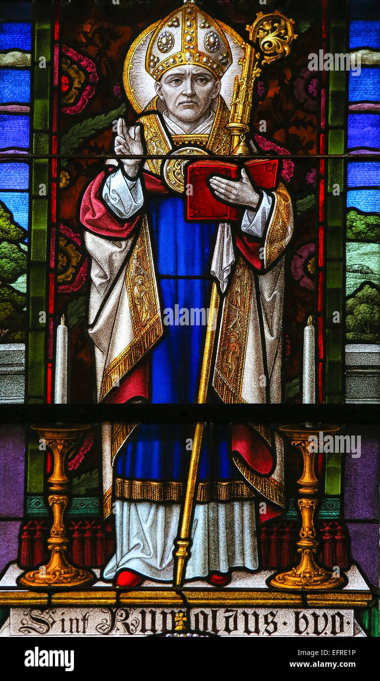 Vetrata raffigurante San Rumbold, il santo patrono di Mechelen, nella Cattedrale di San Rumbold in Belgio Foto Stock
