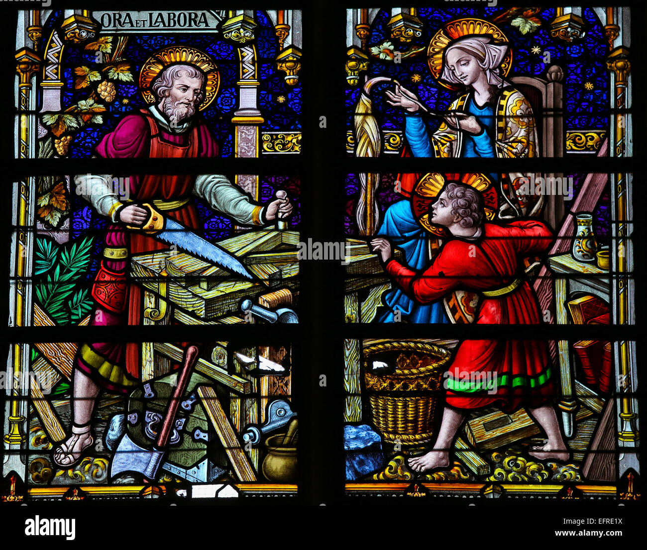 MECHELEN, Belgio - 31 gennaio 2015: vetrata raffigurante Giuseppe, Maria e Gesù, nella Cattedrale di San Rumbold Foto Stock