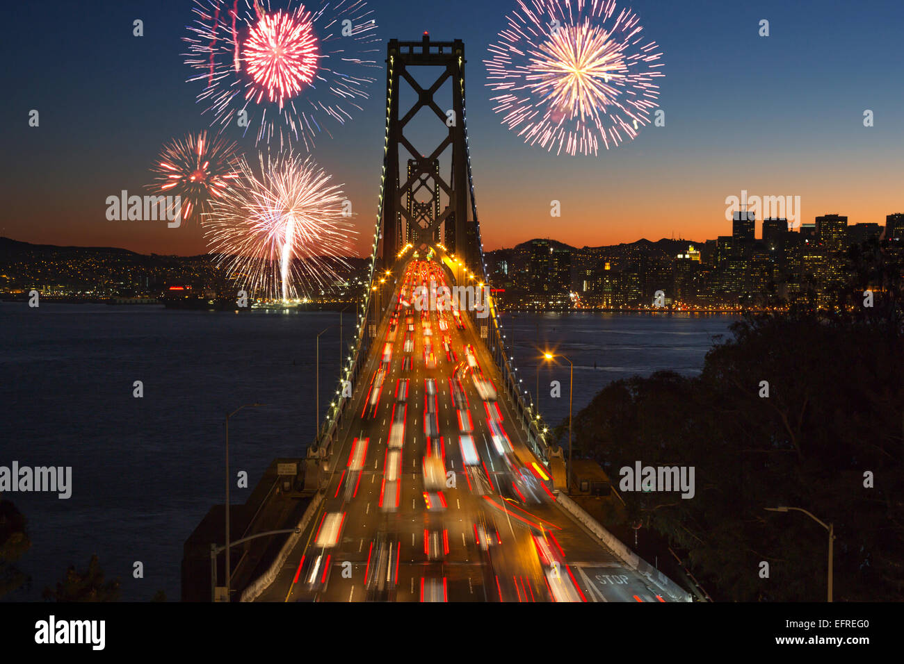 TRAFFICO AD ORE DI PUNTA IL BEST WESTERN OAKLAND BAY BRIDGE (©RALPH MOJESKI & CHARLES H PURCELL 1933) YERBA BUENA ISLAND SI AFFACCIA SU SAN FRANCISCO CALIFORNIA USA Foto Stock