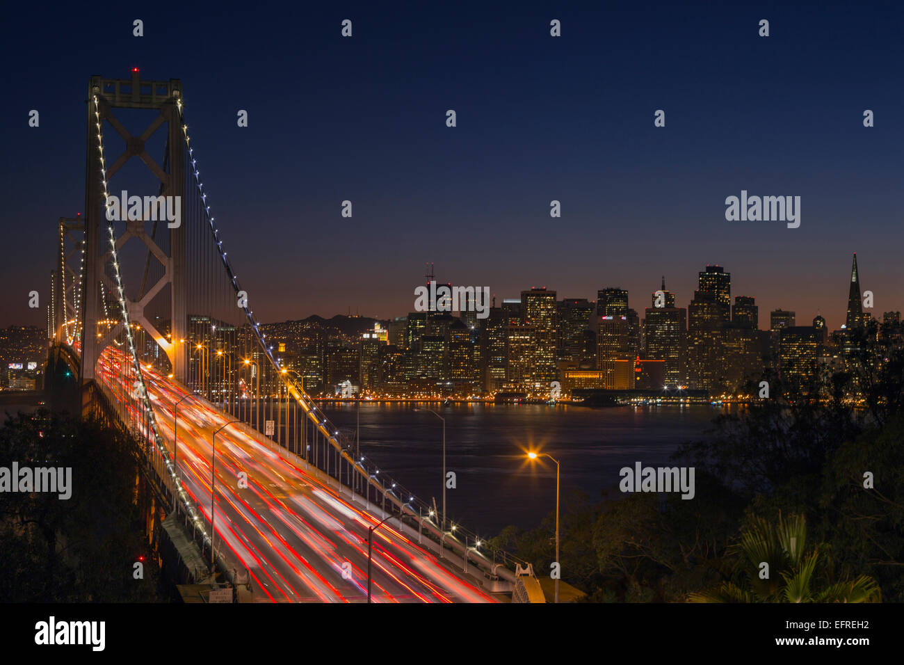 Ora di punta WESTERN Oakland Bay Bridge Yerba Buena Island si affacciano su San Francisco California USA Foto Stock