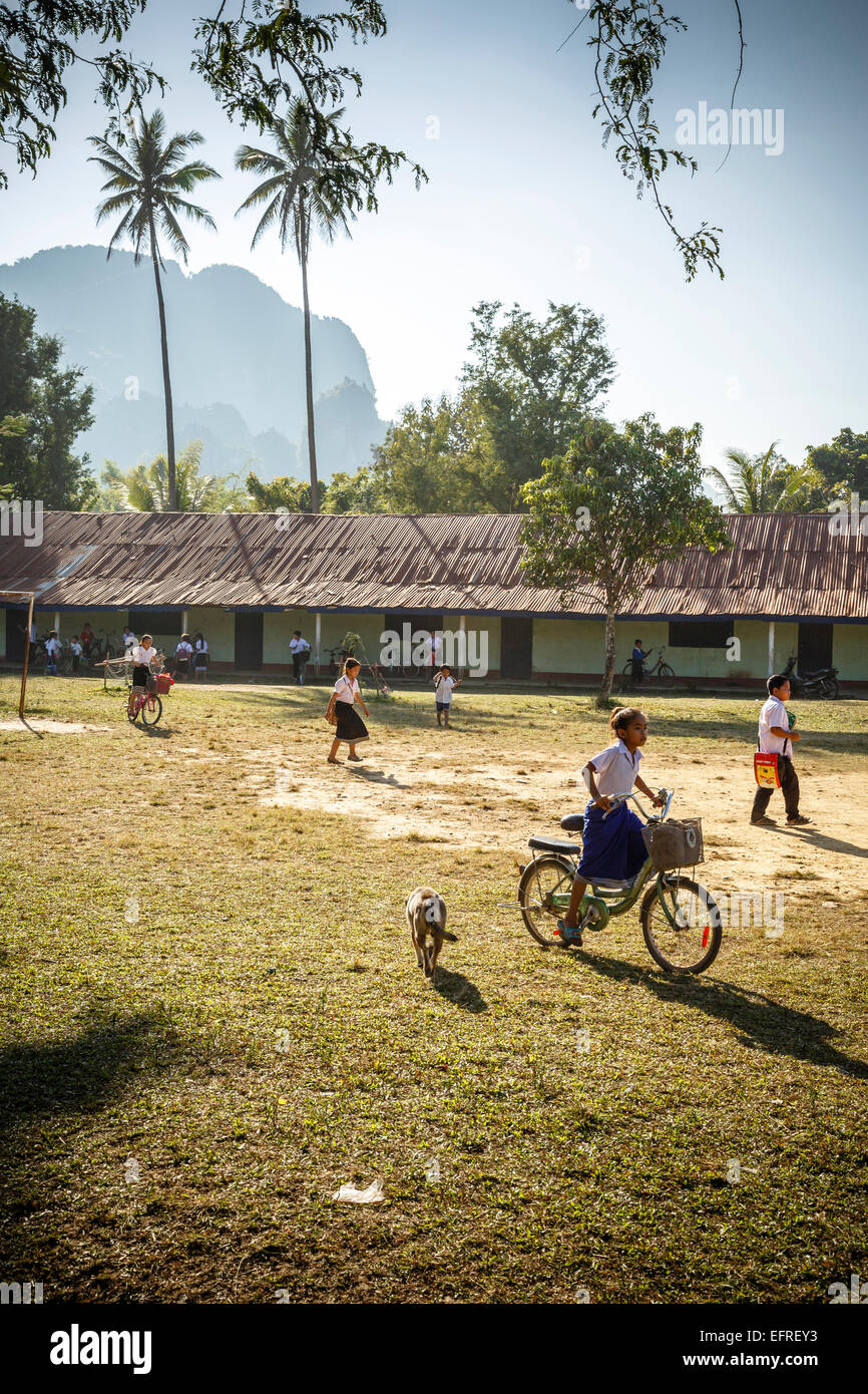 Scuola di equitazione per bambini una bicicletta, Vang Vieng, Laos. Foto Stock