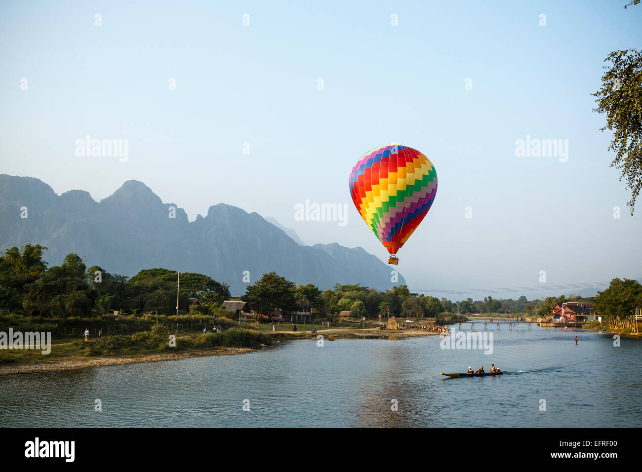 In mongolfiera ad aria calda su Nam Song river, Vang Vieng, Laos. Foto Stock