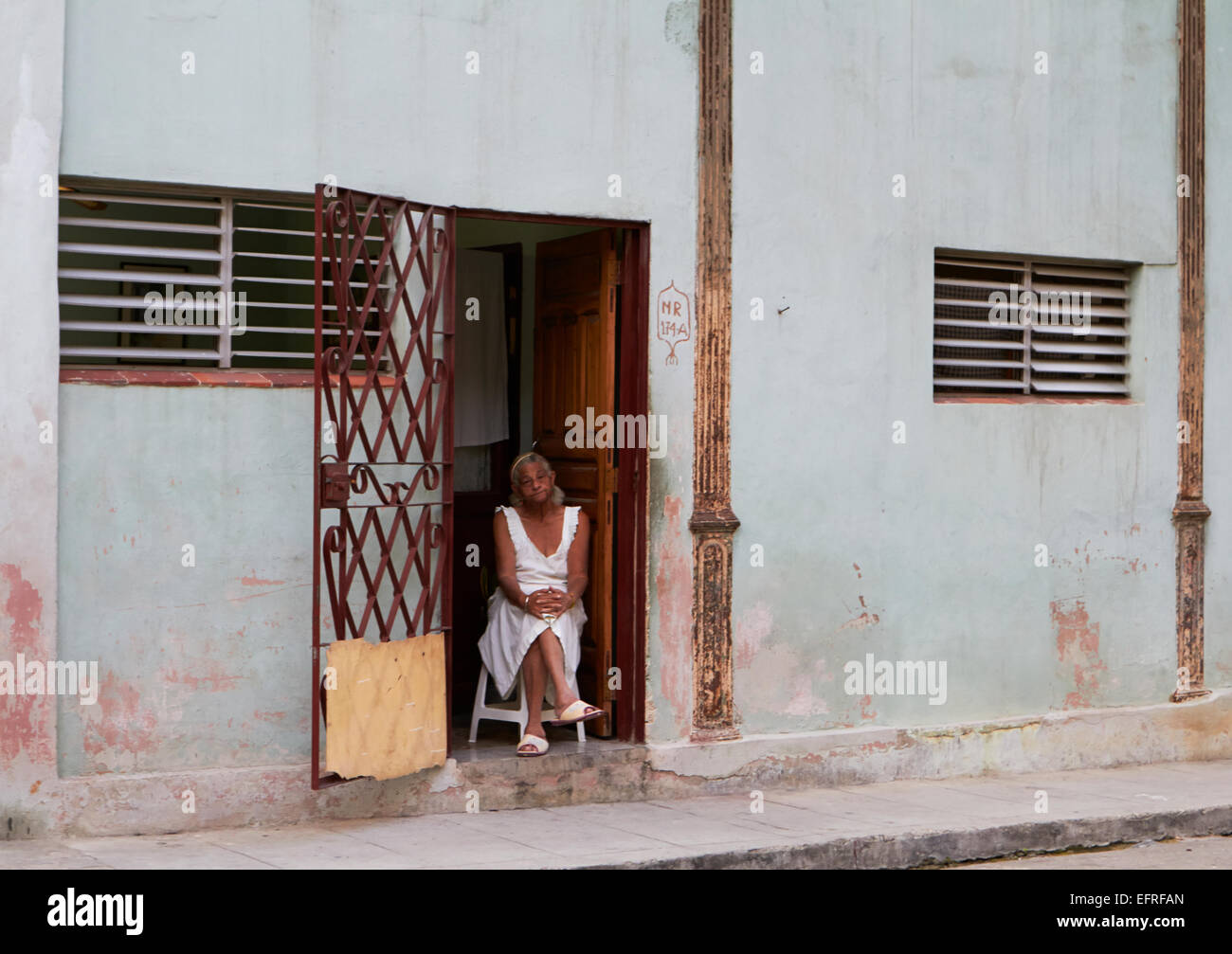 Donna in porta, Cuba Foto Stock