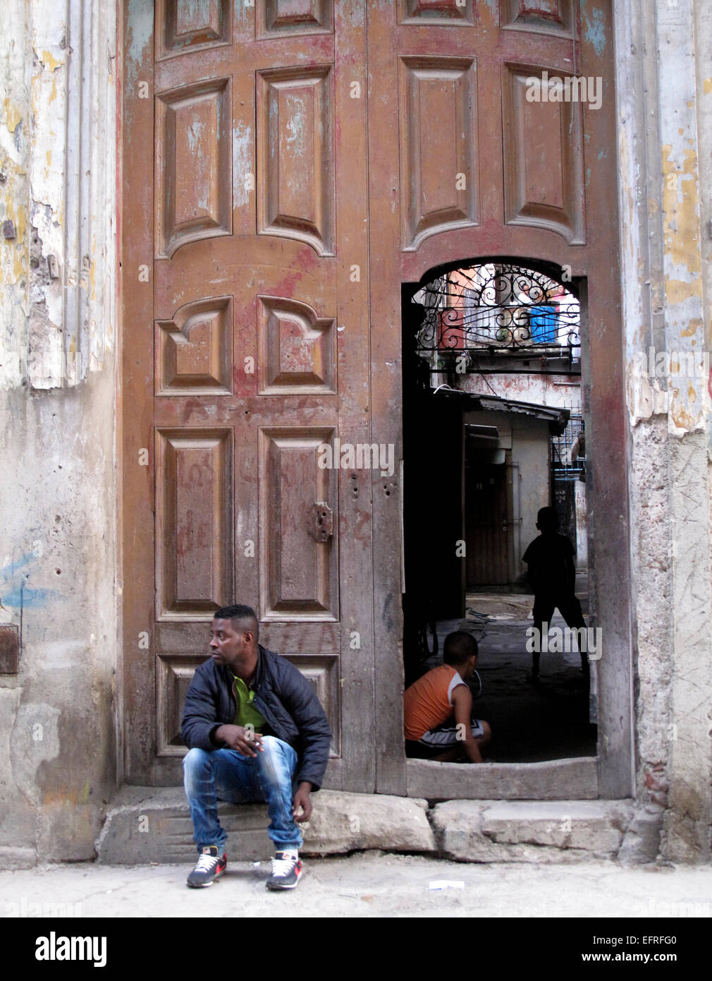 Persone su strada a Cuba Foto Stock