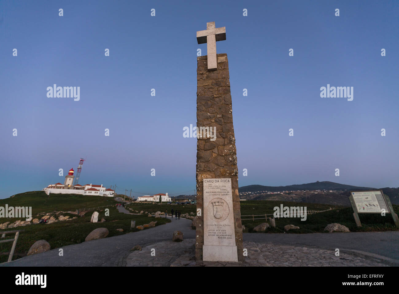 Monumento, con una croce e dichiarando di Cabo da Roca come la misura più occidentale dell Europa continentale Foto Stock