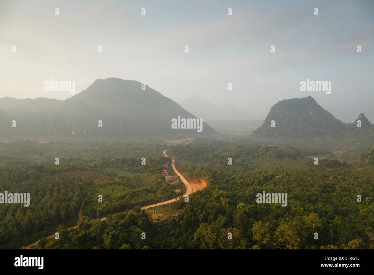 Vista aerea della campagna attorno a Vang Vieng, Laos. Foto Stock
