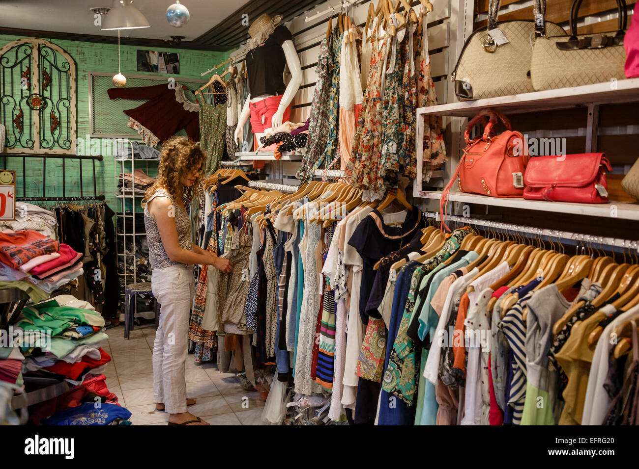 Donna presso un negozio di abbigliamento, Vientiane, Laos. Foto Stock