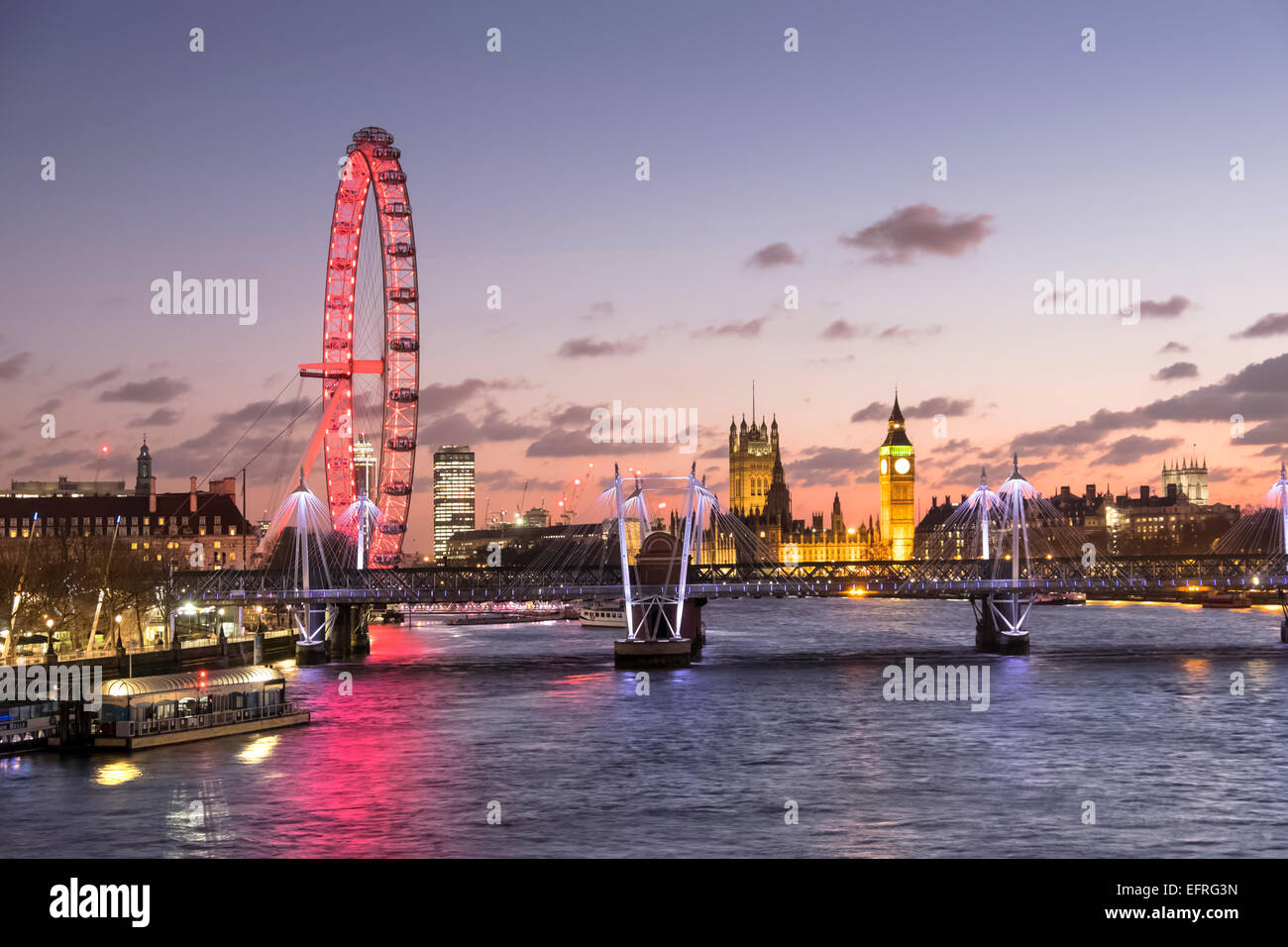 Il London Eye e il Big Ben con le case del Parlamento di notte, Londra, Inghilterra, Regno Unito Foto Stock