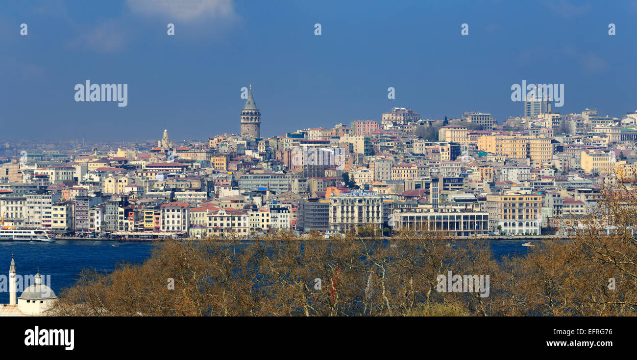 Paesaggio urbano dal Palazzo Topkapi, sul Bosforo, Istanbul, Turchia Foto Stock