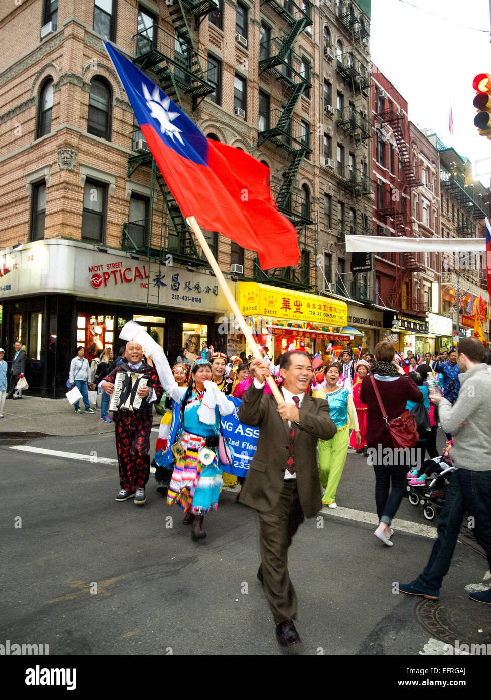 Una sfilata su Bayard Street nella città di New York Chinatown celebra la Kuomontang o il cinese del Partito popolare che le regole dell'isola di Taiwan. Nota American nazionalista e bandiere cinesi. Foto Stock