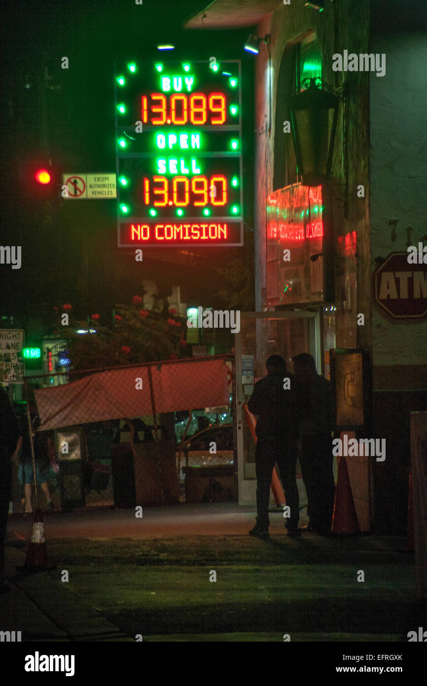 Moneychanger su di noi/Messico confine,San Ysidro,CA acquista e vende moneta messicana nota segno offrendo tassi di cambio dollari americani. Foto Stock