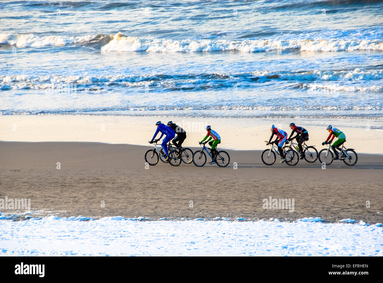 Gruppo di mountain bike presso la spiaggia in inverno in Olanda Foto Stock