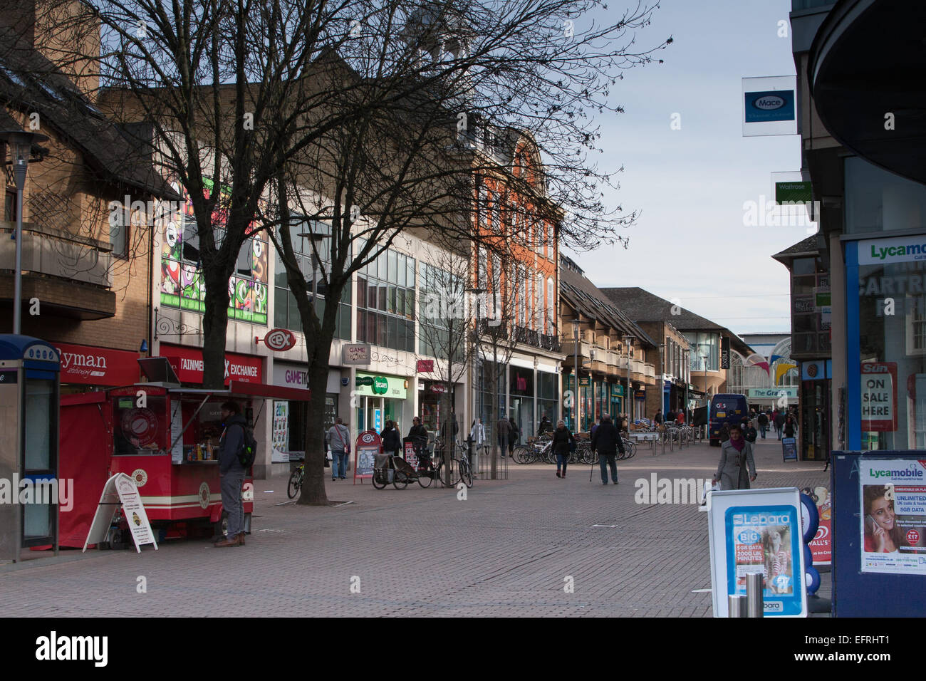 Pedoni e amanti dello shopping camminano su Fitzroy Street con negozi al dettaglio sullo sfondo. Cambridge, Inghilterra, Regno Unito Foto Stock