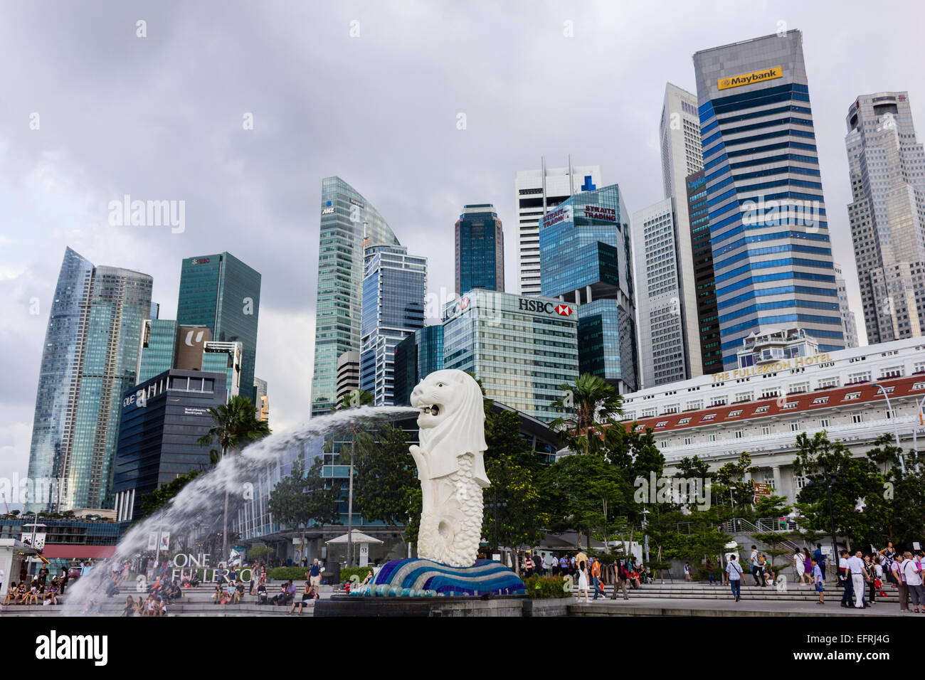 Merlion e edifici ad alta, Singapore Foto Stock