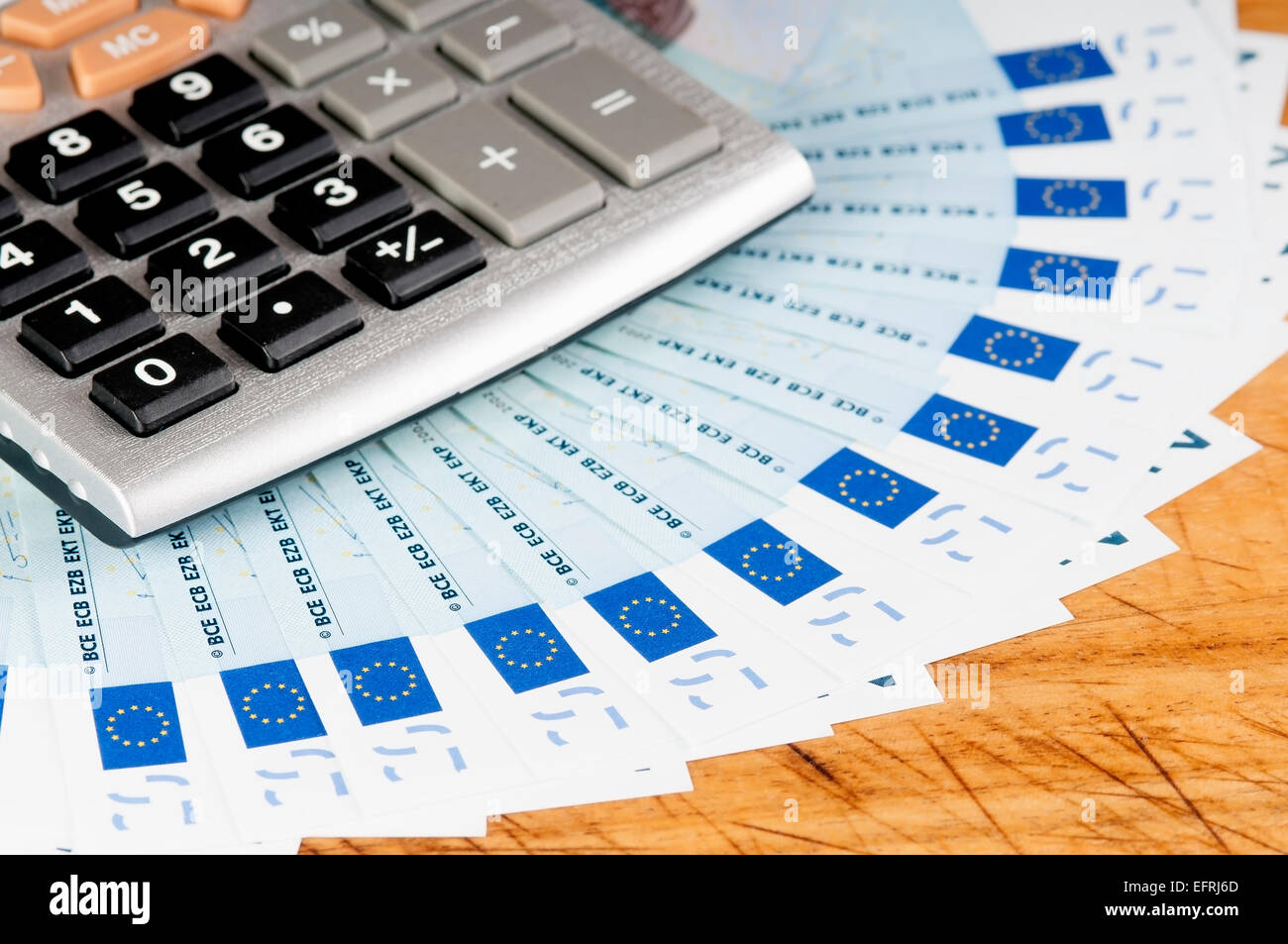 Il concetto di risparmio di denaro e calcolatrice su una scheda di botte Foto Stock