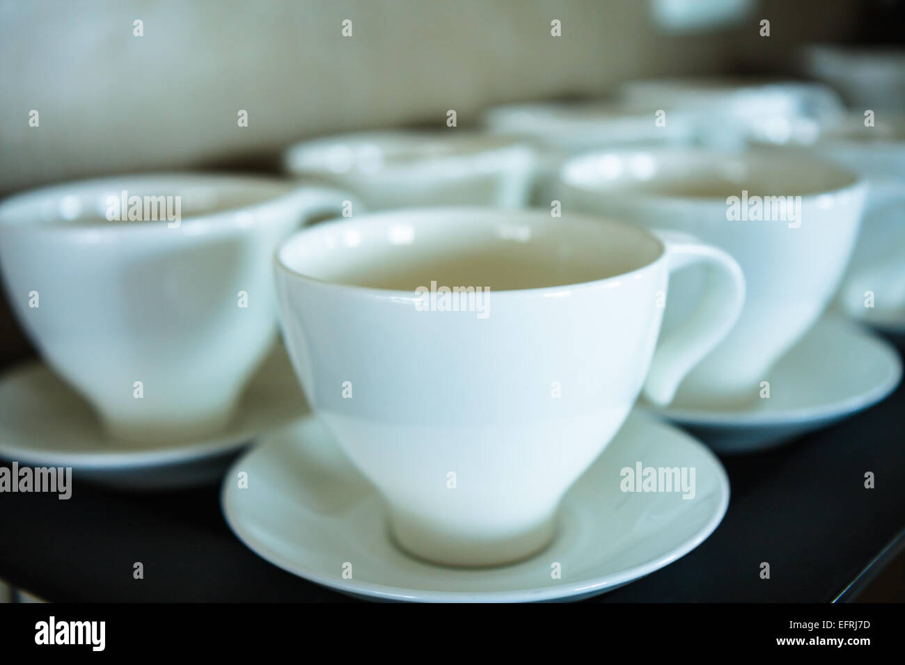 Bianco tazze di caffè in un hotel sky lounge Foto Stock