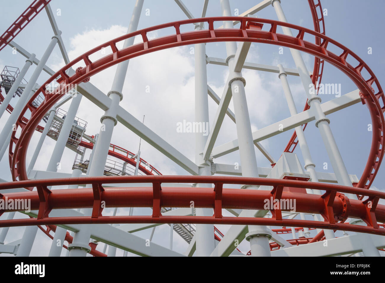 Giro di rosso roller coaster rampa nel parco dei divertimenti di cercare di uscire e divertimento per tutti i visitatori per la riproduzione Foto Stock