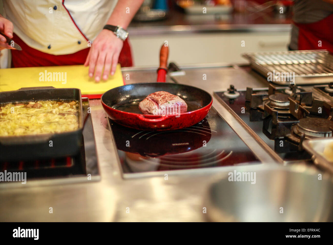 La cucina dello chef in cucina Foto Stock