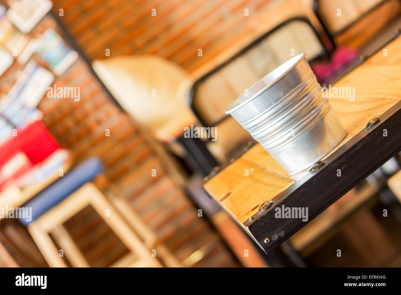 Benna vuota sul tavolo della caffetteria, stock photo Foto Stock