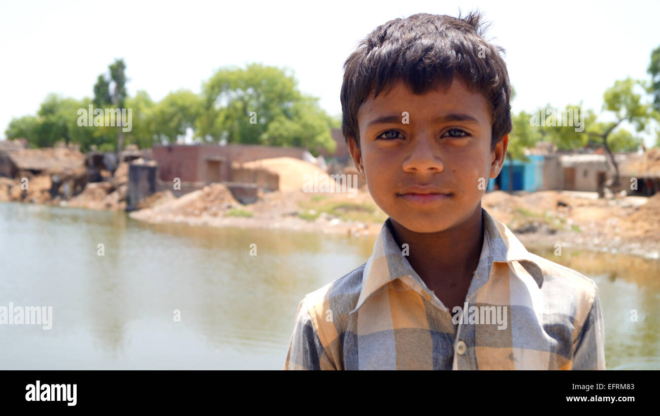Ritratto kids rurale di acqua potabile Foto Stock
