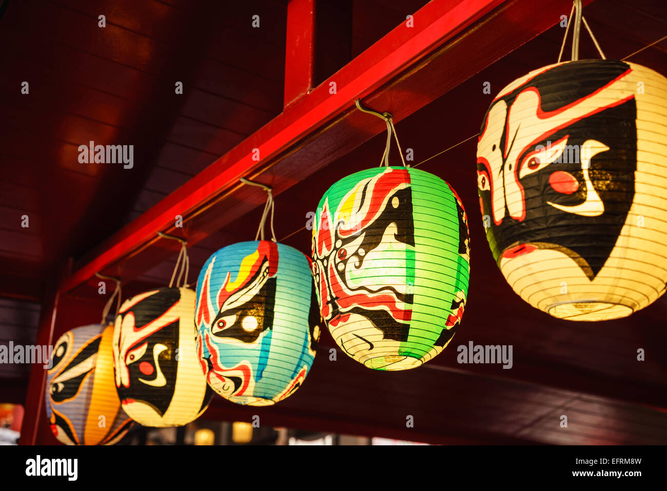 Giapponese multi colore faccia lampade pendenti presso il cancello Foto Stock