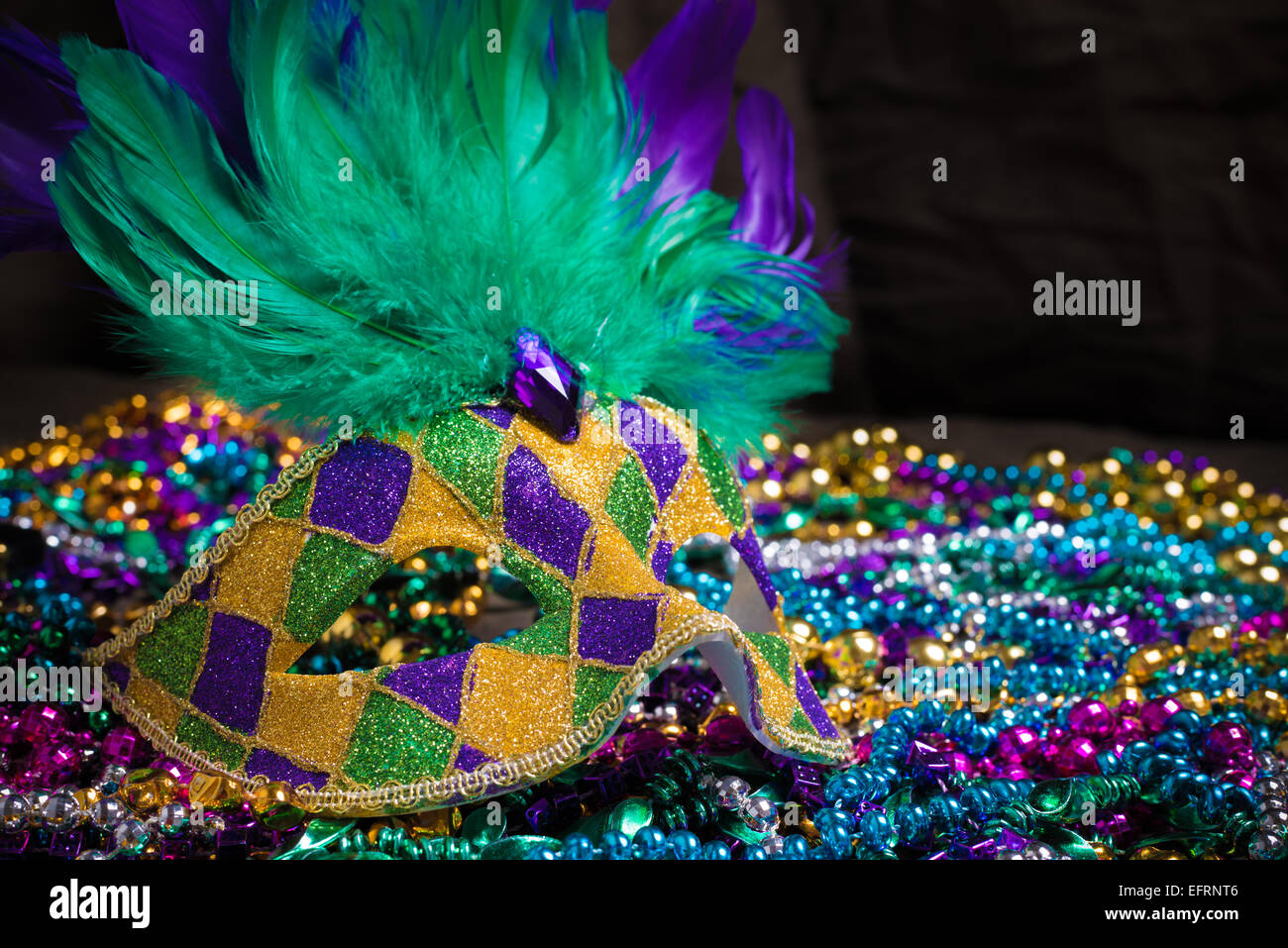 Un veneziano, Mardi Gras mascherare o camuffare su sfondo scuro Foto Stock