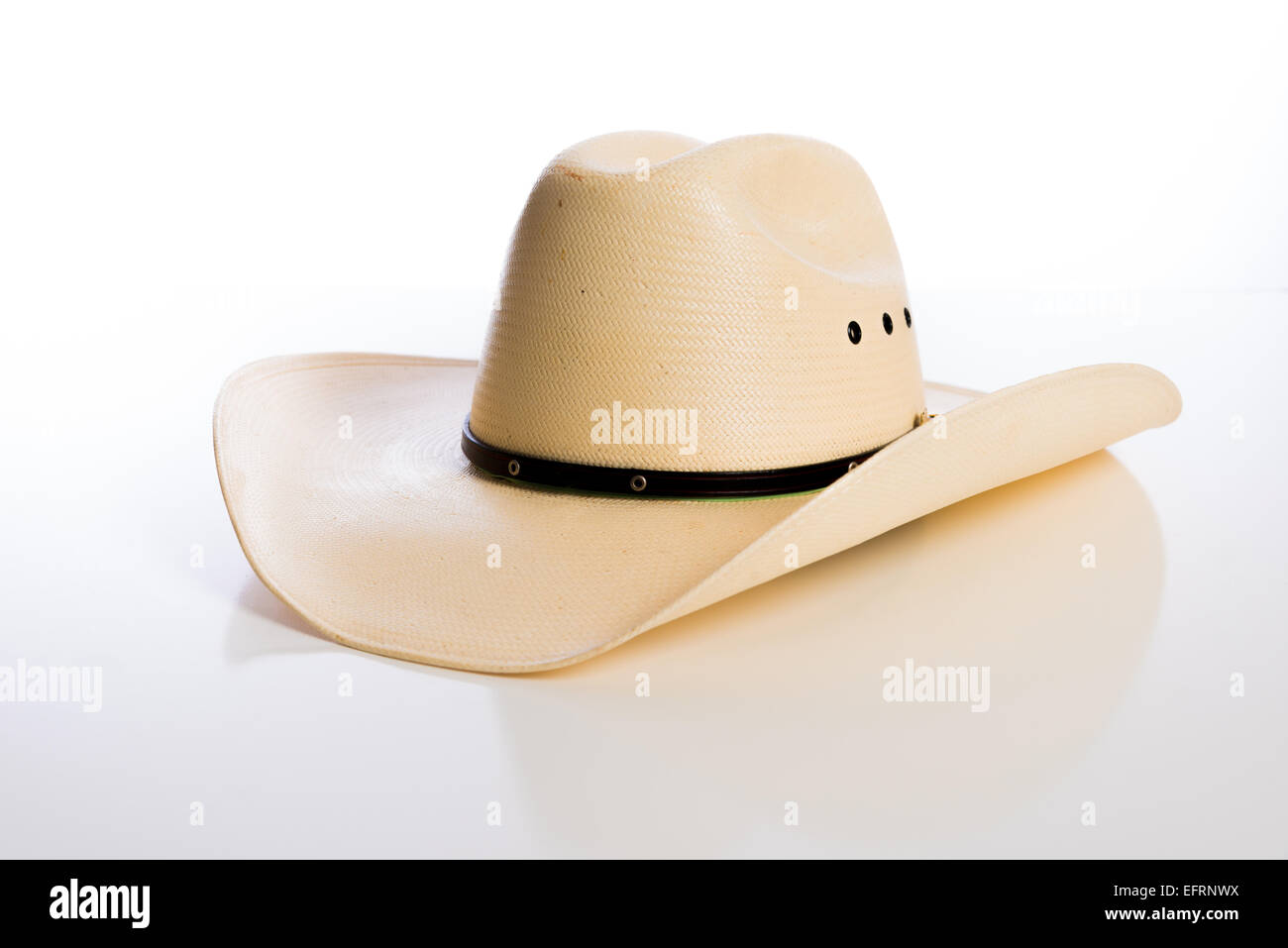 Una paglia cappello da cowboy su sfondo bianco Foto Stock