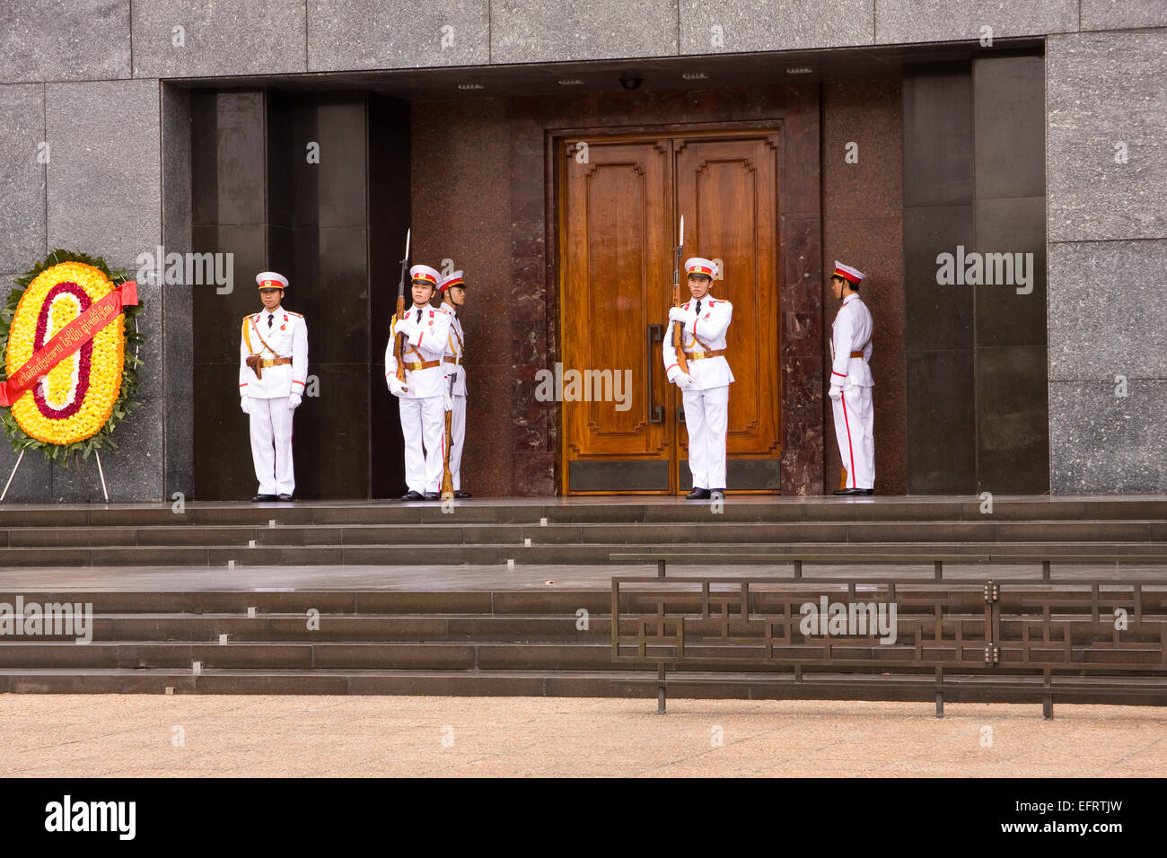 Le protezioni di fronte al mausoleo di Ho Chi Minh ad Hanoi Vietnam Foto Stock