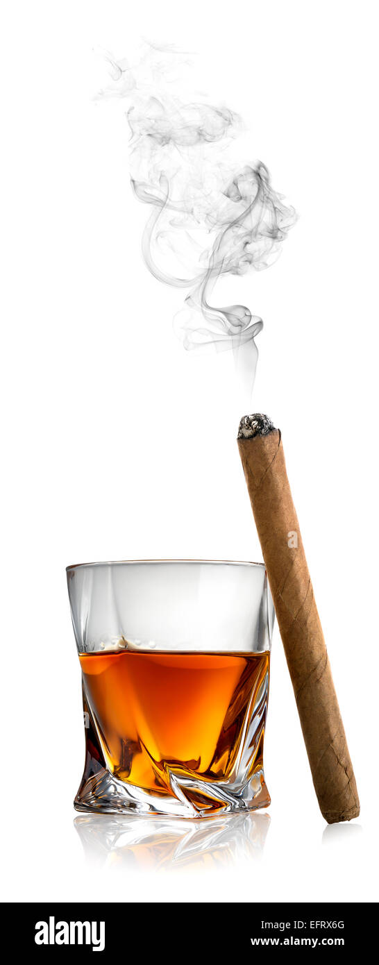 Il whiskey e sigari isolato su uno sfondo bianco Foto Stock