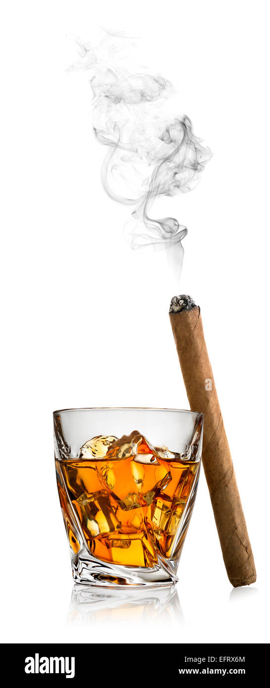 Il whiskey con ghiaccio e sigaro isolato su uno sfondo bianco Foto Stock
