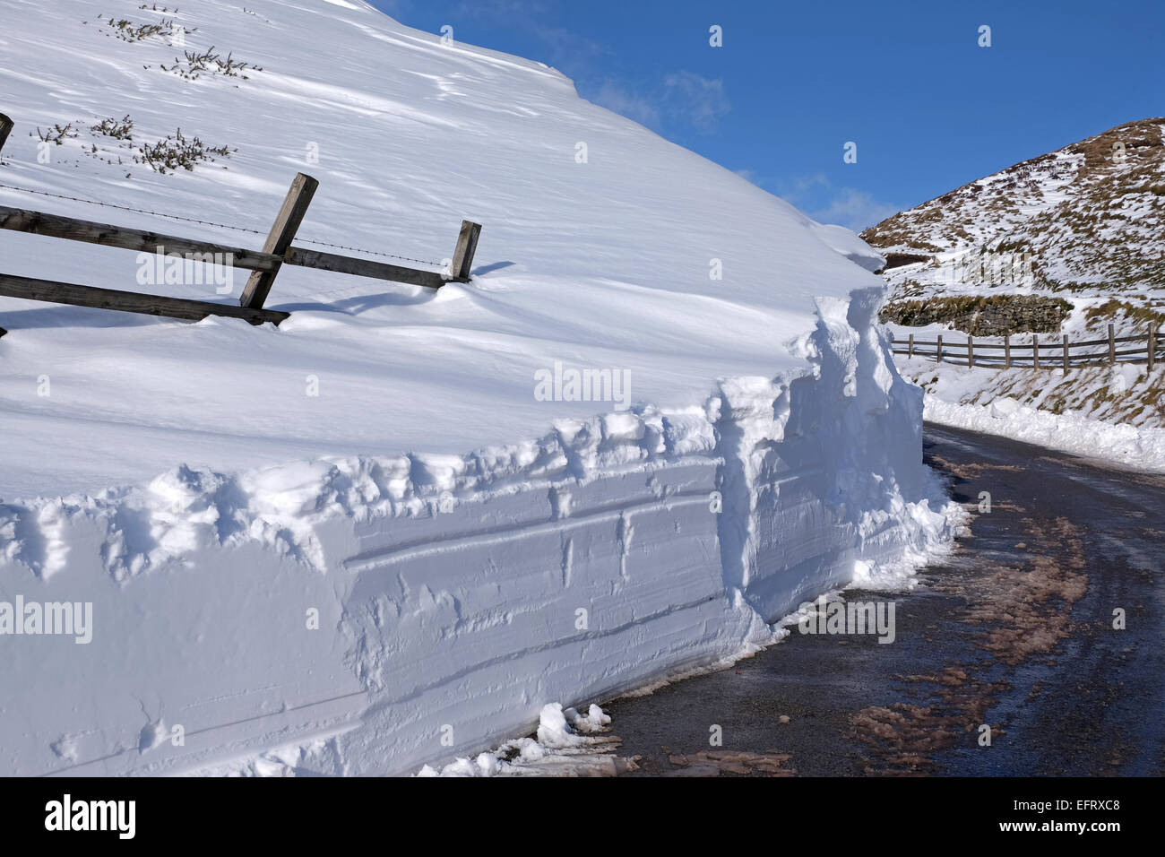 Snow Drift che è stata cancellata dalla neve aratro sul Mam Nick strada tra Edale e Castleton in Peak District, Foto Stock