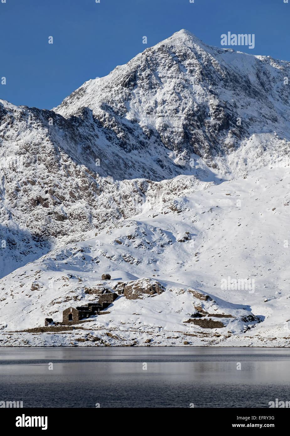 Snowdon, la montagna più alta in Inghilterra e nel Galles, in condizioni invernali Foto Stock