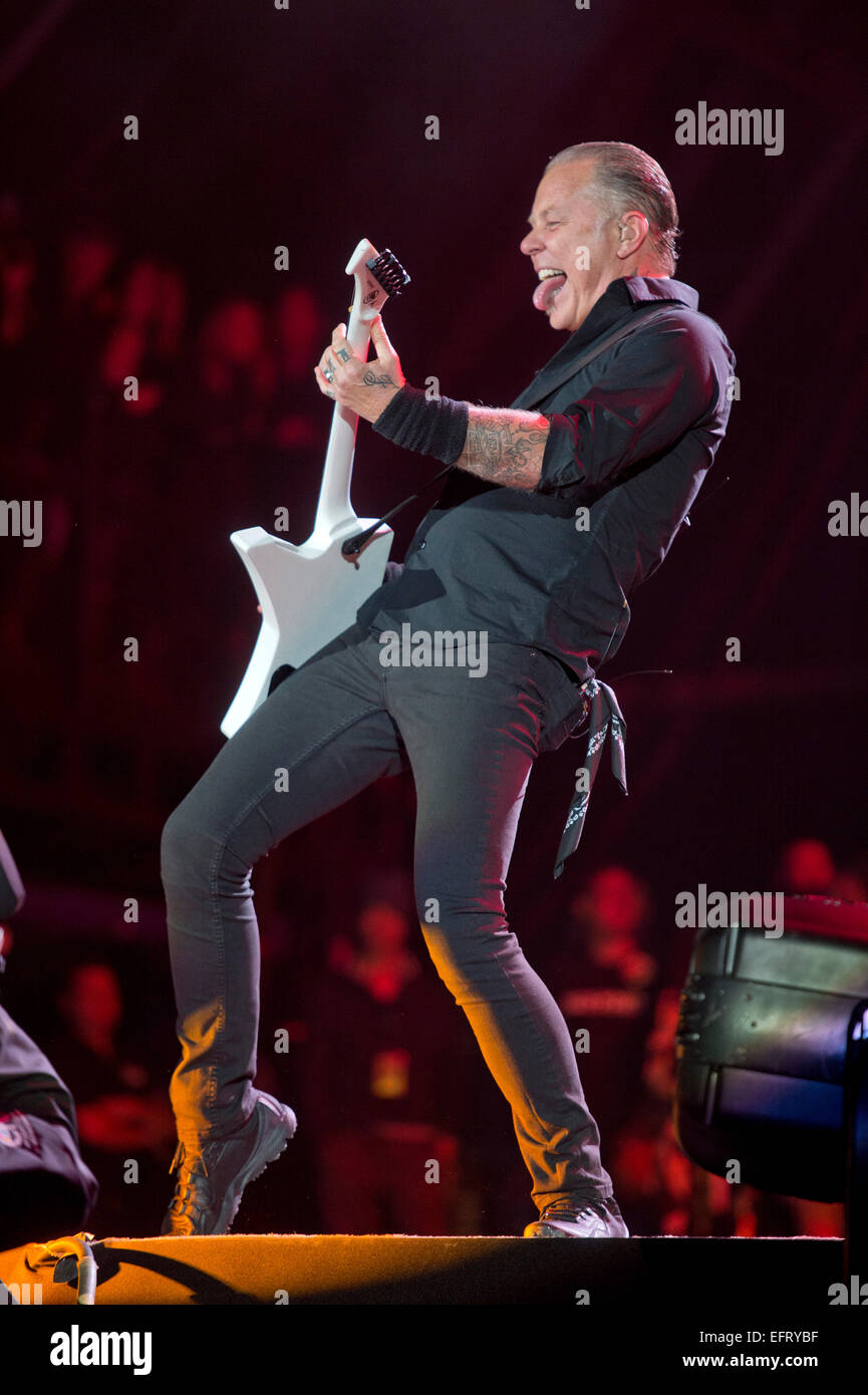 James Hetfield dei Metallica eseguendo sulla fase della piramide a Glastonbury Giugno 2014 Foto Stock