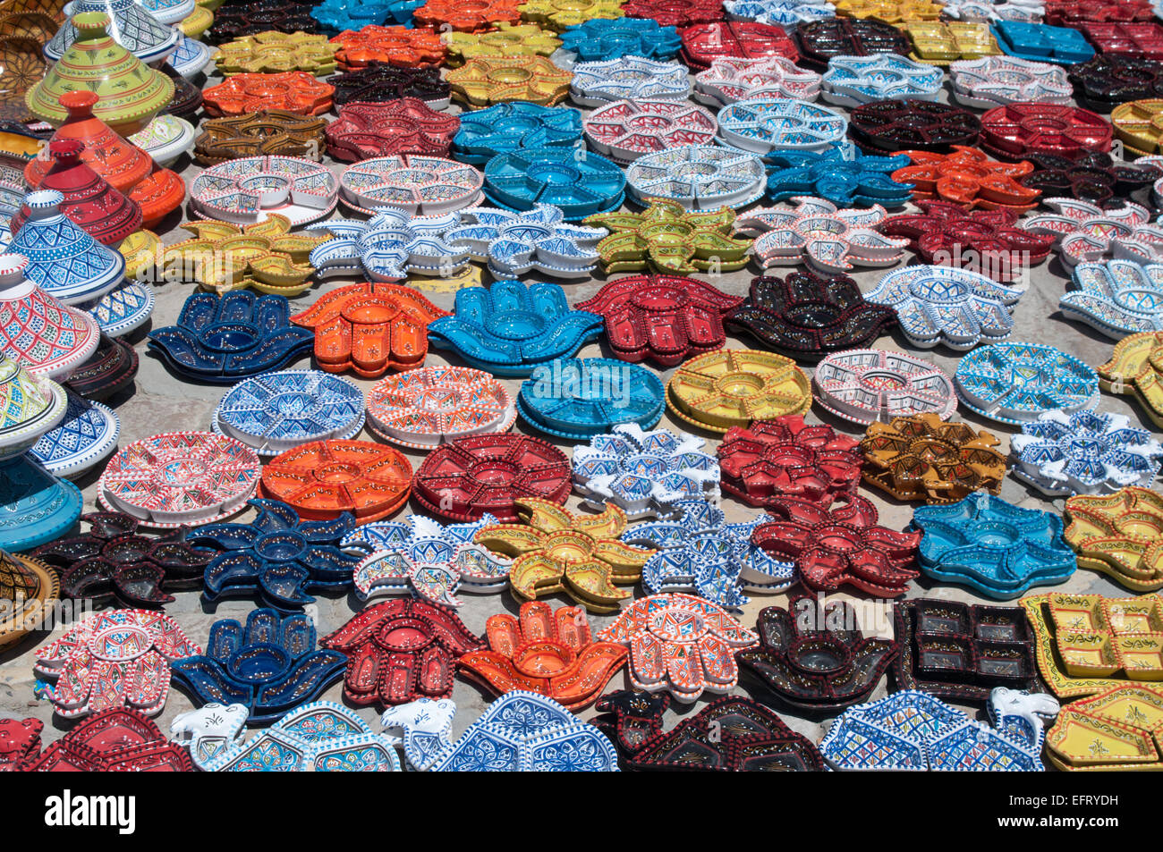 Arabo tradizionale ceramiche dipinte sono stabiliti sulla piazza. Tale vista è comune per il quartiere della medina in Tunisia. Foto Stock