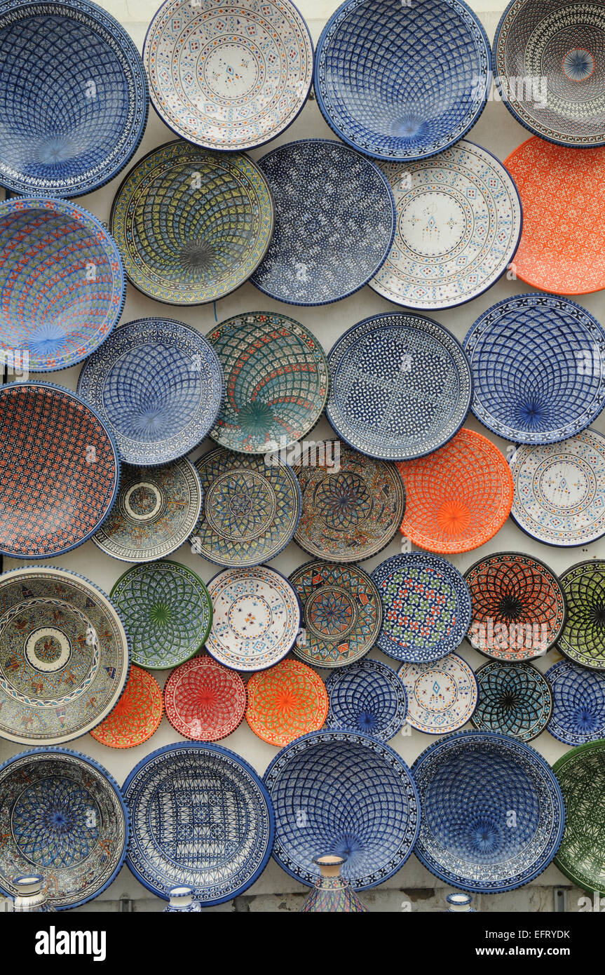 Arabo tradizionale ceramiche dipinte sono fissati sulla parete. Tale vista è comune per il quartiere della medina in Tunisia. Foto Stock