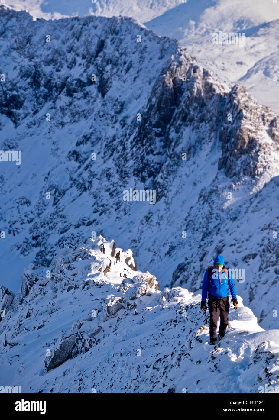 Montagna invernale walker sul presepe Goch in condizioni invernali, parte dell'Snowdon ferro di cavallo, è una delle più difficili creste in British alpinismo Foto Stock