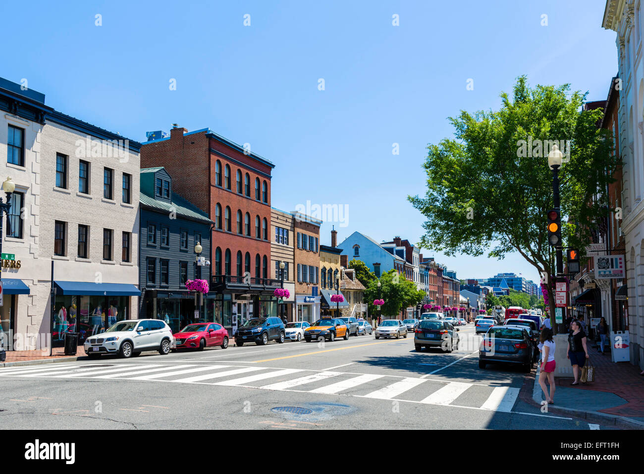 Visualizza in basso M Street NW nel centro di Georgetown, Washington DC, Stati Uniti d'America Foto Stock