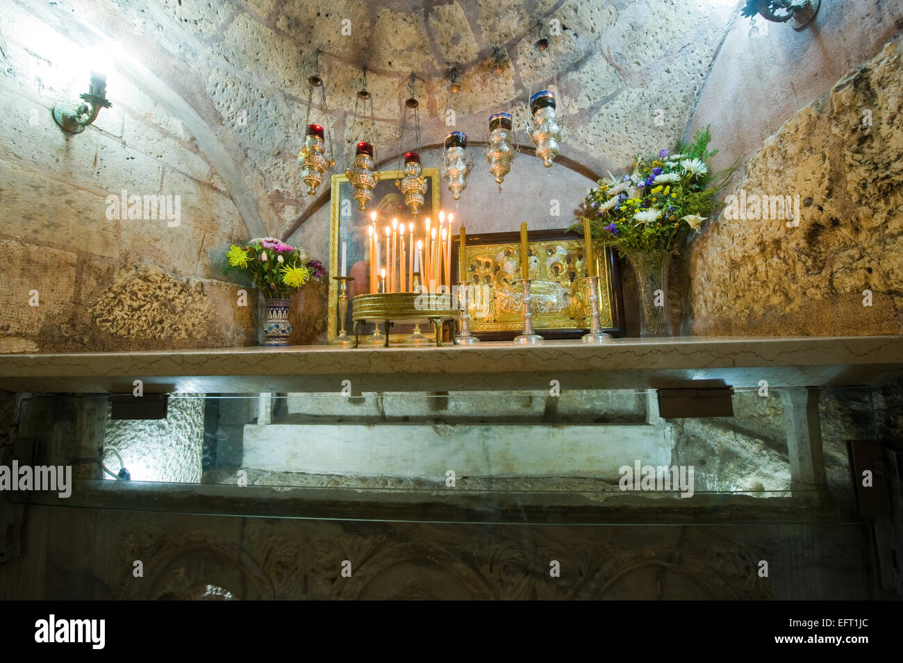 Il sarcofago della tomba della Vergine Maria, la madre di Gesù può essere visto attraverso il vetro Foto Stock